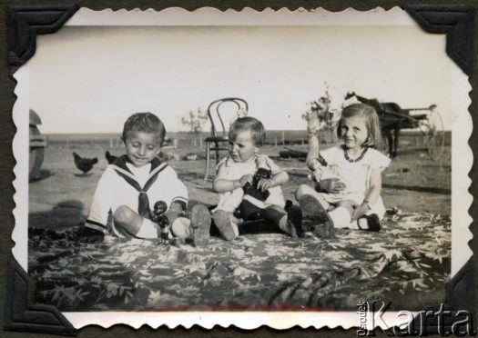 Fotografia z kolekcji Adeli Kozlowski i Eugeniusza Zacharko, reprodukcje cyfrowe w Bibliotece Polskiej im. Ignacego Domeyki w Buenos Aires i w Ośrodku KARTA w Warszawie / Fotografía de la colección de Adela Kozlowski y Eugeniusz Zacharko, copias digitales en la Biblioteca Polaca Ignacio Domeyko en Buenos Aires y en Ośrodek KARTA en Varsovia.